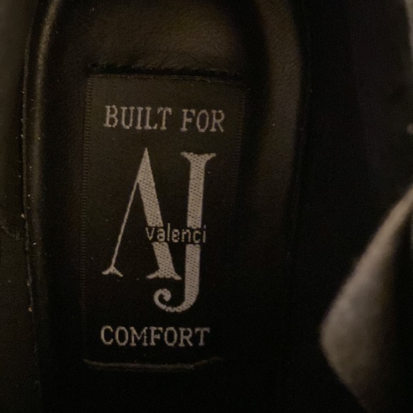 NIB pair of A. J. Valenti leather ankle booties - Picture 7 of 9